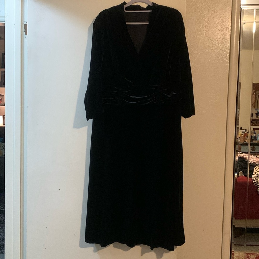 Connected Woman black 3/4 sleeve velvet dress